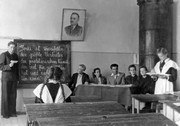 Экзамен по немецкому языку  у выпускников первого послевоенного выпуска.  Год 1950.